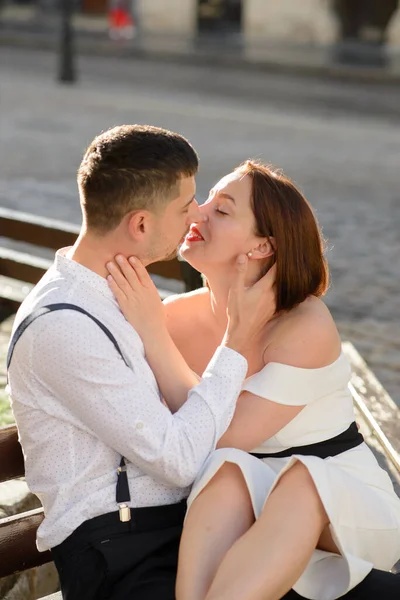 Hermosa Pareja Elegante Besándose Una Cita Aire Libre Ciudad Vieja —  Fotos de Stock