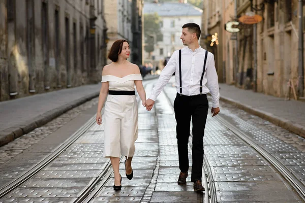 Hermosa Pareja Elegante Una Cita Las Calles Ciudad Vieja —  Fotos de Stock