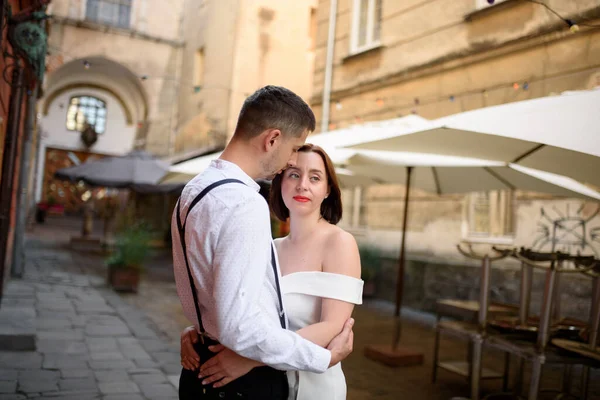 Hermosa Pareja Elegante Una Cita Las Calles Ciudad Vieja —  Fotos de Stock