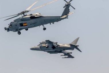 Motril, Granada, İspanya-Jun 11: Uçak Av-8b Harrier artı ve helikopter Motril üzerinde 11 Haziran 2017 yılında Motril, Granada, İspanya 12 uluslararası airshow Sh-60 Seahawk katılan bir sergi