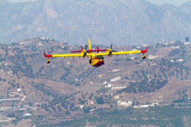 Torre Del Mar, Malaga, İspanya-Temmuz 30: Deniz uçağı Canadair Cl-215 katılan bir sergi 1 airshow Torre del Mar 30 Temmuz 2016 yılında Torre del Mar, Malaga, İspanya