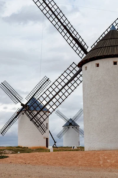 castilla la mancha bölgesinin tipik yel değirmenleri