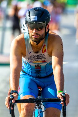 Rota, İspanya - Eylül 04: XXI triatlon Herbalife Villa de Rota üzerinde 04 Eylül 2016, Rota, İspanya'da katılan tanımlanamayan triatlet
