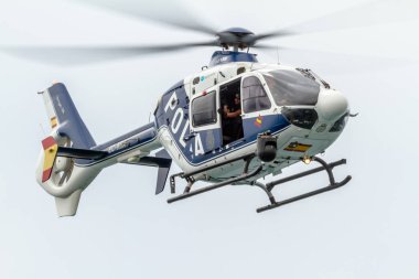 Torre Del Mar, Malaga, İspanya-Temmuz 31: Helikopter Eurocopter Ec-135 bir sergi 1 airshow Torre del Mar 31 Temmuz 2016 yılında Torre del Mar, Malaga, İspanya katılan polis
