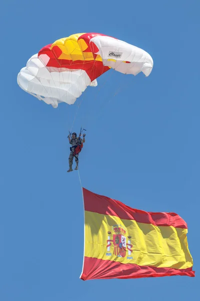 2018 モトリル グラナダ スペインでのモトリルの の国際航空ショーで展示会に参加 Papea のモトリル グラナダ スペイン 落下傘兵 — ストック写真