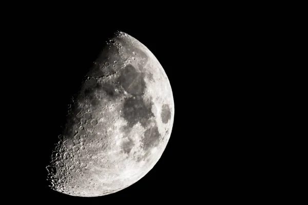月亮特写显示月球表面的详细信息 — 图库照片
