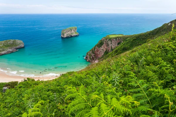 Ballota Strand Med Holmen Castro Llanes Asturien Spanien — Stockfoto