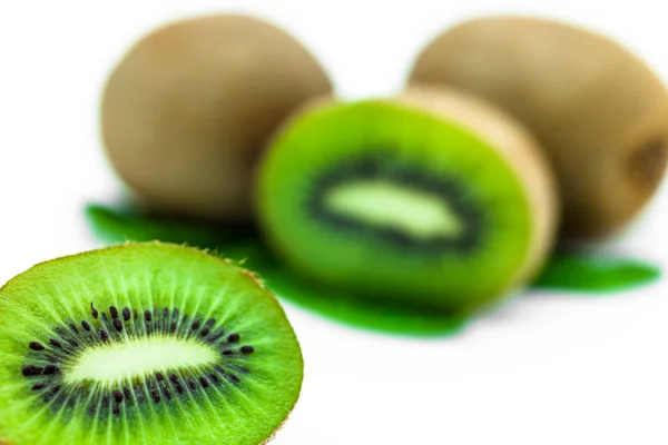 Nieuw Stuk Kiwi Vruchten Geïsoleerd Witte Achtergrond — Stockfoto