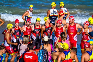 Rota, İspanya - Eylül 04: XXI triatlon Herbalife Villa de Rota üzerinde 04 Eylül 2016, Rota, İspanya'da katılan tanımlanamayan triathletes