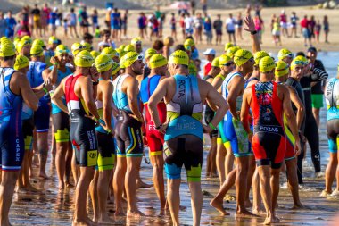 Rota, İspanya - Eylül 04: XXI triatlon Herbalife Villa de Rota üzerinde 04 Eylül 2016, Rota, İspanya'da katılan tanımlanamayan triathletes