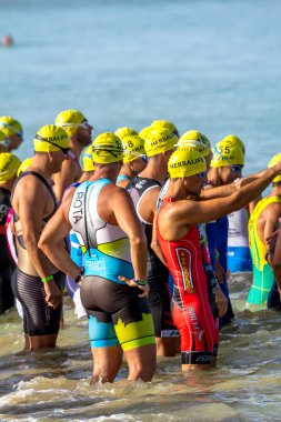 Rota, İspanya - Eylül 04: XXI triatlon Herbalife Villa de Rota üzerinde 04 Eylül 2016, Rota, İspanya'da katılan tanımlanamayan triathletes