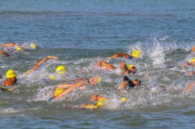 Rota, İspanya - Eylül 04: XXI triatlon Herbalife Villa de Rota üzerinde 04 Eylül 2016, Rota, İspanya'da katılan tanımlanamayan triathletes