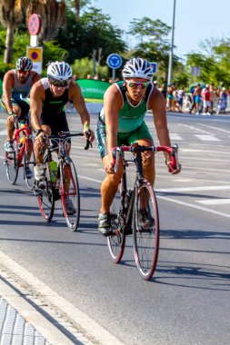 Rota, İspanya - Eylül 04: XXI triatlon Herbalife Villa de Rota üzerinde 04 Eylül 2016, Rota, İspanya'da katılan tanımlanamayan triathletes