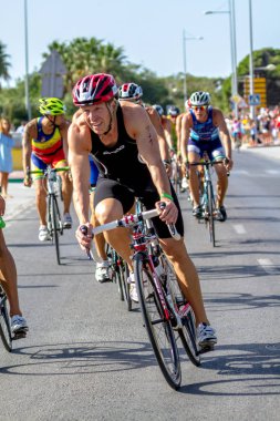 Rota, İspanya - Eylül 04: XXI triatlon Herbalife Villa de Rota üzerinde 04 Eylül 2016, Rota, İspanya'da katılan tanımlanamayan triathletes