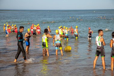 Rota, İspanya - Eylül 04: XXI triatlon Herbalife Villa de Rota üzerinde 04 Eylül 2016, Rota, İspanya'da katılan tanımlanamayan triathletes