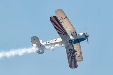 Motril, Granada, İspanya-Haziran 17: Uçak Casa Bucker 1.131e Jungmann bir sergi 13 airshow üzerinde Motril üzerinde 17 Haziran 2018 yılında Motril, Granada, İspanya katılan Bucker devriye