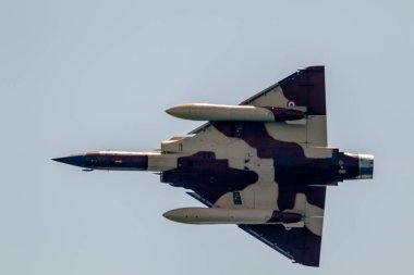 Torre Del Mar, Malaga, İspanya-Temmuz 30: Uçak Mirage 2000 bölümünün Couteau Delta taktik görüntü alarak bir sergi 2 airshow Torre del Mar 30 Temmuz 2017 yılında Torre del Mar, Malaga, İspanya