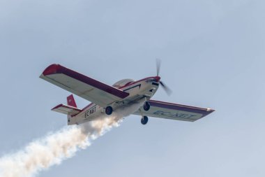 Torre Del Mar, Malaga, İspanya-Temmuz 30: Uçak Plus Ultra katılan 2 airshow bir sergi Torre del oluşumu üzerinde 30 Temmuz 2017 yılında Torre del Mar, Malaga, İspanya Mar