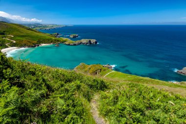 Llanes köyü yakınlarındaki Torimbia Plajı 