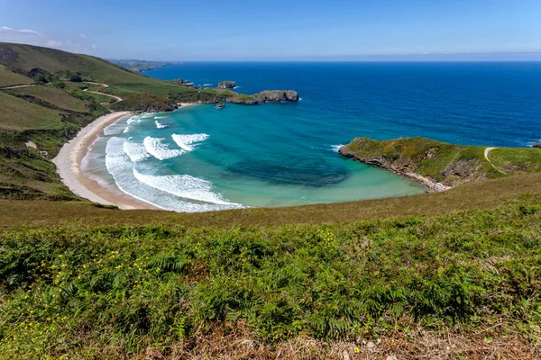 Llanes köyü yakınlarındaki Torimbia Plajı — Stok fotoğraf