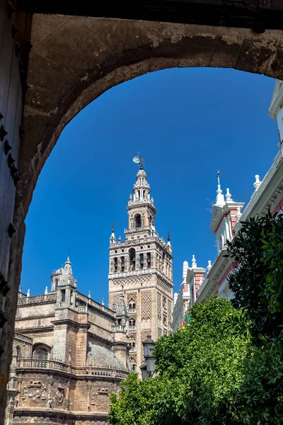 A Sevilla és a Giralda katedrális — Stock Fotó
