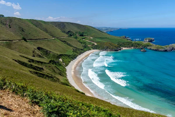 Llanes köyü yakınlarındaki Torimbia Plajı — Stok fotoğraf