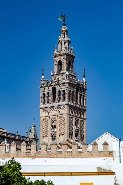 A Sevilla és a Giralda katedrális — Stock Fotó