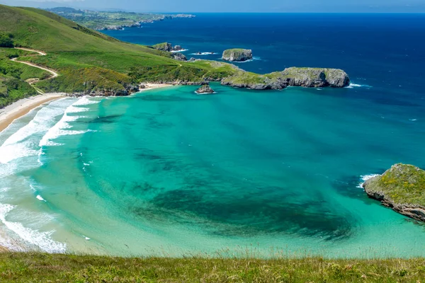 Playa de Torimbia cerca del pueblo de Llanes — Foto de Stock