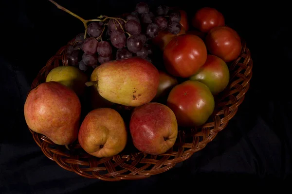 Korb mit Früchten — Stockfoto