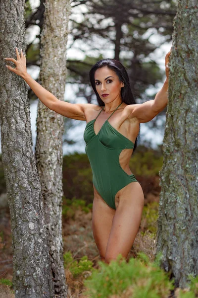 Chica de fitness posando con un hermoso verde —  Fotos de Stock