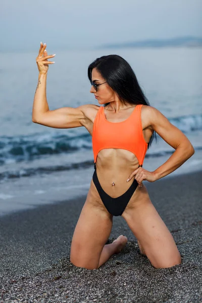 Chica Fitness Posando Con Hermoso Bikini Negro Naranja —  Fotos de Stock