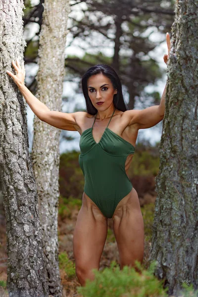 Fitness menina posando com um belo verde — Fotografia de Stock