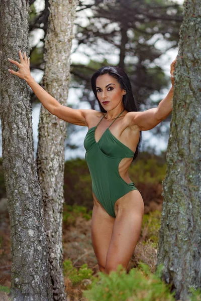 Chica de fitness posando con un hermoso verde —  Fotos de Stock