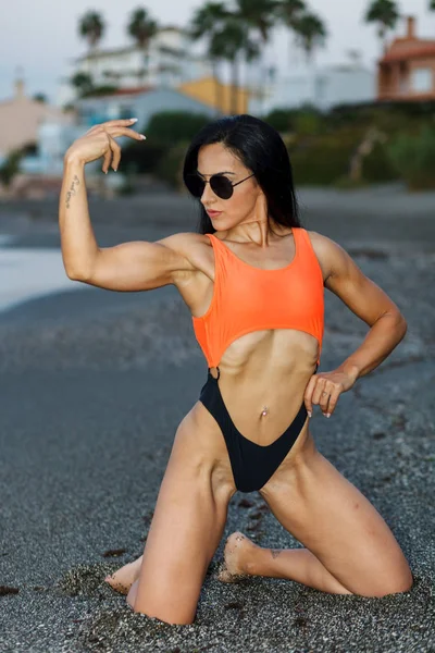 Fitness menina posando com um belo biquíni preto e laranja — Fotografia de Stock