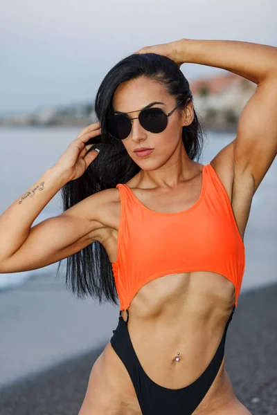 Chica Fitness Posando Con Hermoso Bikini Negro Naranja —  Fotos de Stock