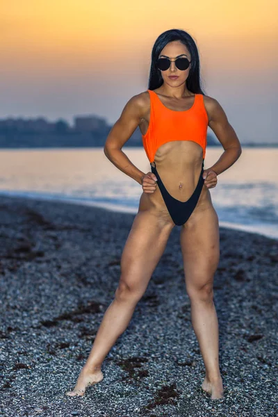 Fitness Menina Posando Com Belo Biquíni Preto Laranja — Fotografia de Stock