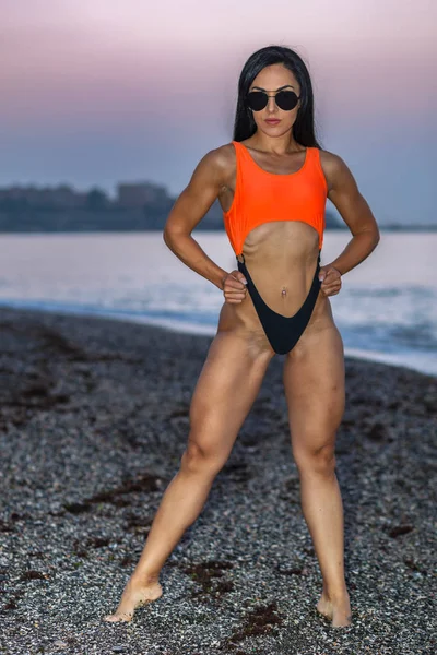 Fitness Flicka Poserar Med Vacker Svart Och Orange Bikini — Stockfoto