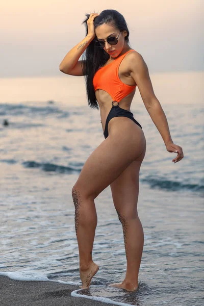 Fitness Menina Posando Com Belo Biquíni Preto Laranja — Fotografia de Stock