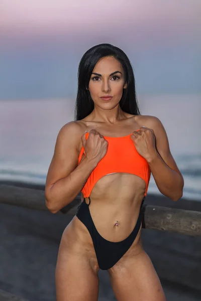 Fitness Flicka Poserar Med Vacker Svart Och Orange Bikini — Stockfoto
