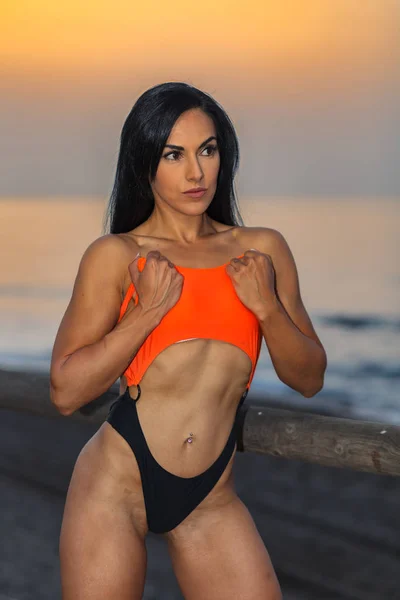 Fitness Menina Posando Com Belo Biquíni Preto Laranja — Fotografia de Stock