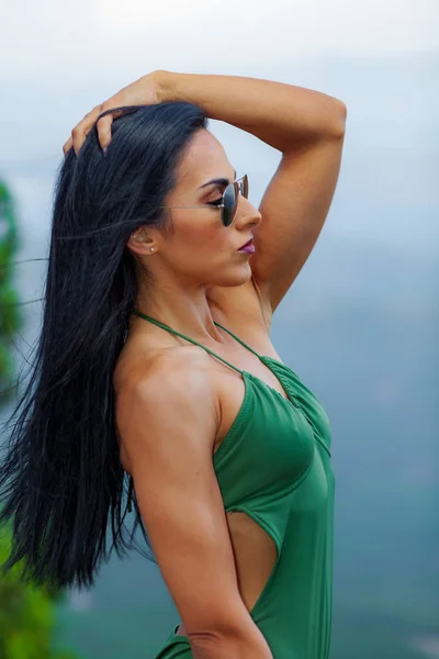 Chica de fitness posando con un hermoso verde —  Fotos de Stock