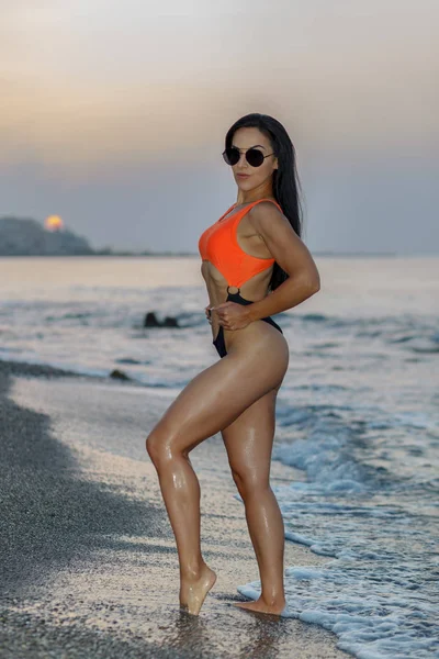 Chica Fitness Posando Con Hermoso Bikini Negro Naranja — Foto de Stock