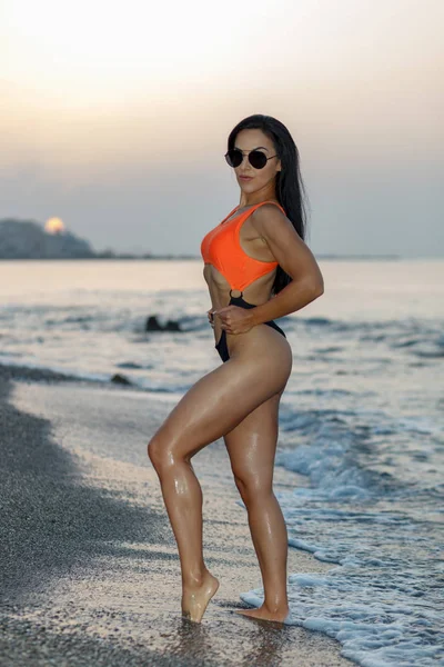 Fitness Meisje Poseren Met Een Mooie Zwarte Oranje Bikini — Stockfoto