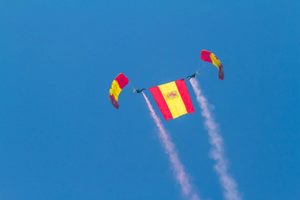 Parachutist van de papea — Stockfoto