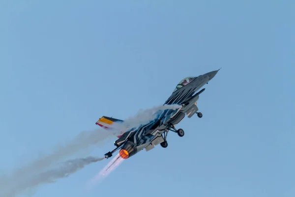 항공기 F-16 벨기에 솔로 디스플레이 — 스톡 사진