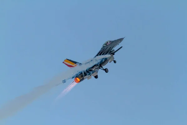 飞机 F-16 比利时独奏显示 — 图库照片