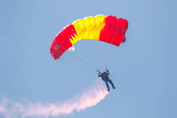 Parachutist van de papea — Stockfoto