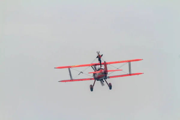 Wingwalker Danielle uçak Boeing Stearman üzerinde — Stok fotoğraf