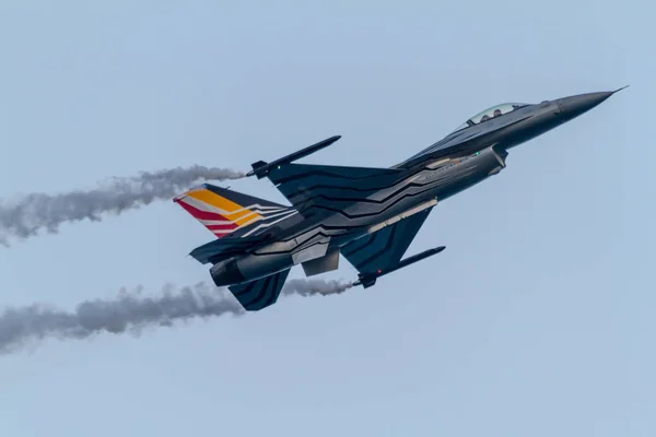 飞机 F-16 比利时独奏显示 — 图库照片