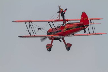 Wingwalker Danielle uçak Boeing Stearman üzerinde